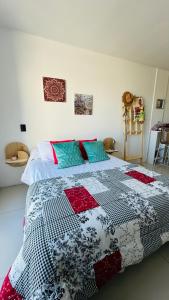 1 dormitorio con 1 cama con edredón en Cozy Studio SoHo en Buenos Aires