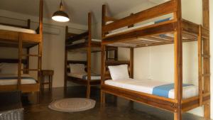 een slaapkamer met 4 stapelbedden in een kamer bij La Veranda Hotel & Restaurant in Minca