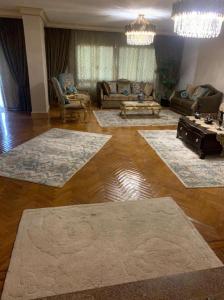 een woonkamer met veel tapijten op de vloer bij Luxury Apartment Nasr City in Caïro