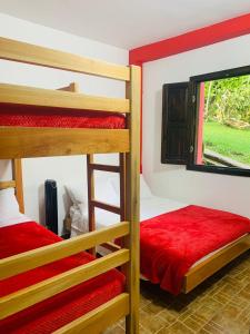 1 Schlafzimmer mit 2 Etagenbetten und einem Fenster in der Unterkunft Finca Hotel Calle Jardin in La Tebaida