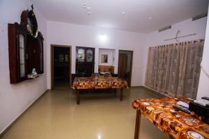 een woonkamer met een tafel en een bank bij Maverick Holidays Inn Family Villa in Vagamon