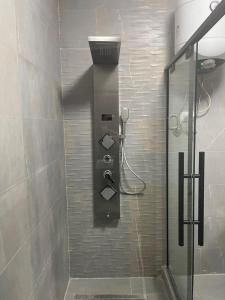 een douche met een glazen deur in de badkamer bij Luxury Apartment Nasr City in Caïro