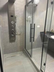 een douche met een glazen deur in de badkamer bij Luxury Apartment Nasr City in Caïro