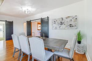 Fotografie z fotogalerie ubytování Eureka Springs Home Rental with Panoramic Views! v destinaci Garfield