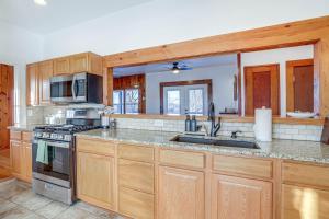 Fotografie z fotogalerie ubytování Eureka Springs Home Rental with Panoramic Views! v destinaci Garfield