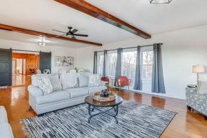 Fotografie z fotogalerie ubytování Eureka Springs Home Rental with Panoramic Views! v destinaci Garfield