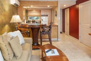 a living room with a couch and a kitchen at Lotus Suite in a Boutique Resort, 1Bedroom Sleeps 4 in Kihei