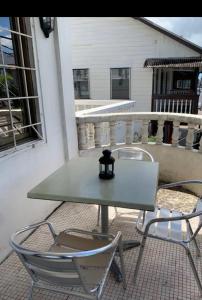 een tafel en 2 stoelen op een patio bij HotelMidnight78 in Paramaribo