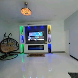 En tv och/eller ett underhållningssystem på Marhabi's home