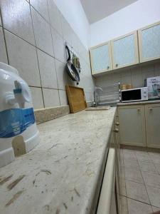 una cucina con ripiano in marmo e lavandino di Studio in Fujairah,CIT&SEA view a Fujaira
