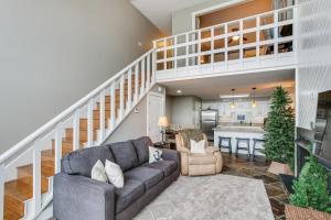 ein Wohnzimmer mit einem Sofa und einer Treppe in der Unterkunft Tennessee River Vacation Rental with Deck and View! in Counce