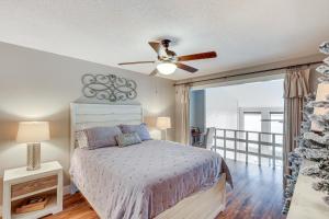 Schlafzimmer mit einem Bett und einem Deckenventilator in der Unterkunft Tennessee River Vacation Rental with Deck and View! in Counce
