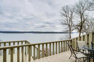 Tennessee River Vacation Rental with Deck and View! في Counce: طاولة وكراسي على سطح مطل على بحيرة