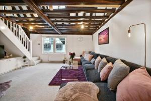 a living room with a couch and a table at Ideal duplex in Canterbury - Sleeps 6 in Canterbury