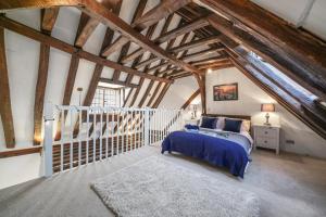 sypialnia z niebieskim łóżkiem na poddaszu w obiekcie Ideal duplex in Canterbury - Sleeps 6 w mieście Canterbury
