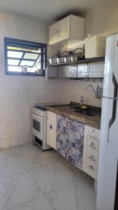 Dapur atau dapur kecil di Casa Praia das Dunas Residence Club