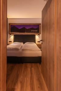 1 dormitorio pequeño con 1 cama en una habitación en Feiserhof Navis - Appartements, en Navis