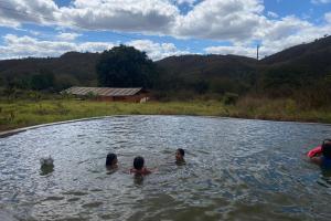 a group of children swimming in a pool of water at Espaço Amainar in Sobradinho