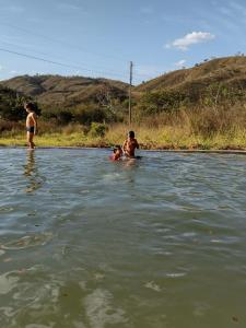 um homem e uma mulher de pé na água em Espaço Amainar em Sobradinho