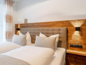- 2 lits avec des oreillers blancs dans une chambre dans l'établissement Wagrainer TauernLodge 3B, à Wagrain