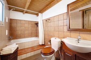 a bathroom with a toilet and a sink and a tub at Apartamentos Trebol in Mocanal