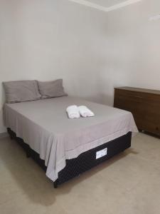 Cama o camas de una habitación en Chalés Ipê do Lago