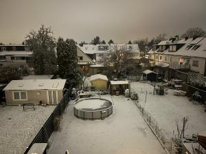 an aerial view of a snow covered yard with a hot tub at Tritt ein bring Glück herein - Exquisite 75 qm - Messenähe - Parkplatz - Flughafennähe in Düsseldorf