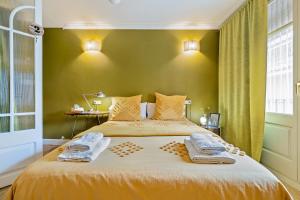 Salicornia Doble في أمبوستا: غرفة نوم عليها سرير وفوط