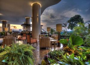 - un accès au hall du complexe avec des chaises et des plantes dans l'établissement Pinnacle Resorts, à Puerto Vallarta