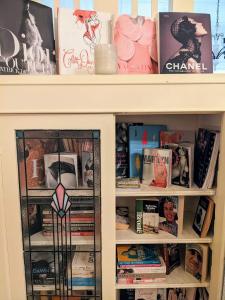una estantería llena de libros en Paris's Place, en Griffith