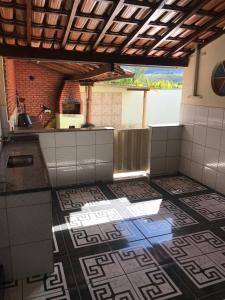 cocina con suelo de baldosa en una habitación en Casa Vista da Serra, en São Roque de Minas