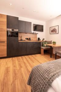 Navis的住宿－Feiserhof Navis - Appartements，客房设有厨房和带床的桌子。