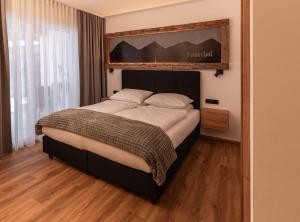 1 dormitorio con 1 cama grande en una habitación en Feiserhof Navis - Appartements, en Navis