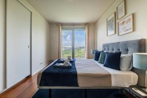 a bedroom with a large bed with a large window at Quiet & Comfy Azorean Sapphire in Fajã de Baixo