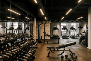 un gimnasio con filas de bicicletas estáticas y máquinas en Sonder at The Liberty en Toronto