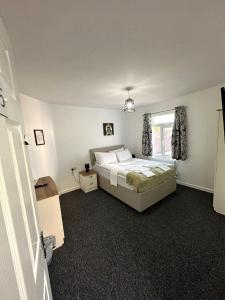 a bedroom with a bed and a window at Newmarket Road Studios and Suites By Tas Accommodations in Cambridge