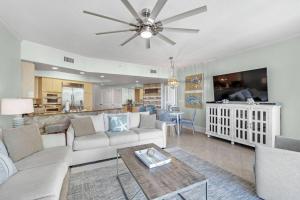 un salon avec un canapé et une table dans l'établissement Caribe B-0609, à Perdido Key