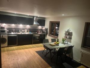 a kitchen with a table with chairs and a dining room at Tritt ein bring Glück herein - Exquisite 75 qm - Messenähe - Parkplatz - Flughafennähe in Düsseldorf