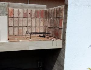 budynek ze ścianą z ławką na górze w obiekcie LOS Teros dptos w mieście Villa María