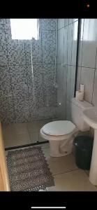 ein Badezimmer mit Toilette und Waschbecken in der Unterkunft Chalés com vista para Lagoa de Ibiraquera in Imbituba