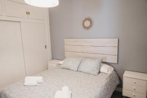ネルハにあるMarimel Nerja Alojamientosの小さなベッドルーム(ベッド1台、鏡付)