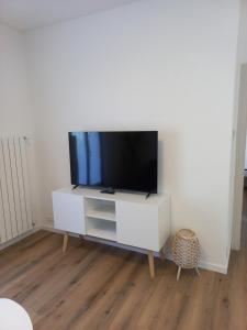 En TV eller et underholdningssystem på Appartamento Spazzacamino