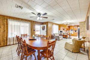 - une salle à manger avec une table et des chaises dans l'établissement Countryside Marion Retreat Near Fishing and Trails!, 