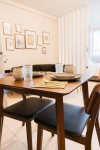 ein Esszimmer mit einem Holztisch und Stühlen in der Unterkunft Urban Style Suite in Alexandroupoli