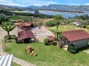 瓜塔維塔的住宿－De Bambú Guatavita，享有湖景房屋的空中景致