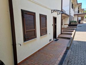 un callejón con un edificio con ventanas y una acera de ladrillo en Casa Montana, en Tremosine Sul Garda