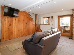 萊明斯特的住宿－Barn Cottage，带沙发和平面电视的客厅