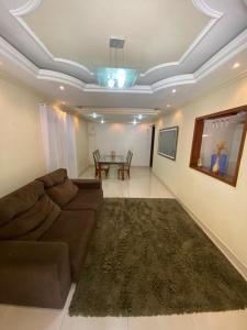 uma sala de estar com um sofá e uma mesa em Quarto Ponta Negra em Angra dos Reis