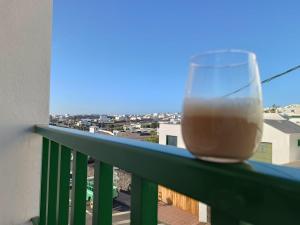 una taza de café en el balcón en Casa de Familia Felipe y Martin, en Tías