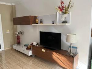 un soggiorno con TV a schermo piatto su un centro di intrattenimento di Casa Romántica a El Paso